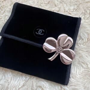 Clover Pin Brooch – Silver Metal (shines pink)